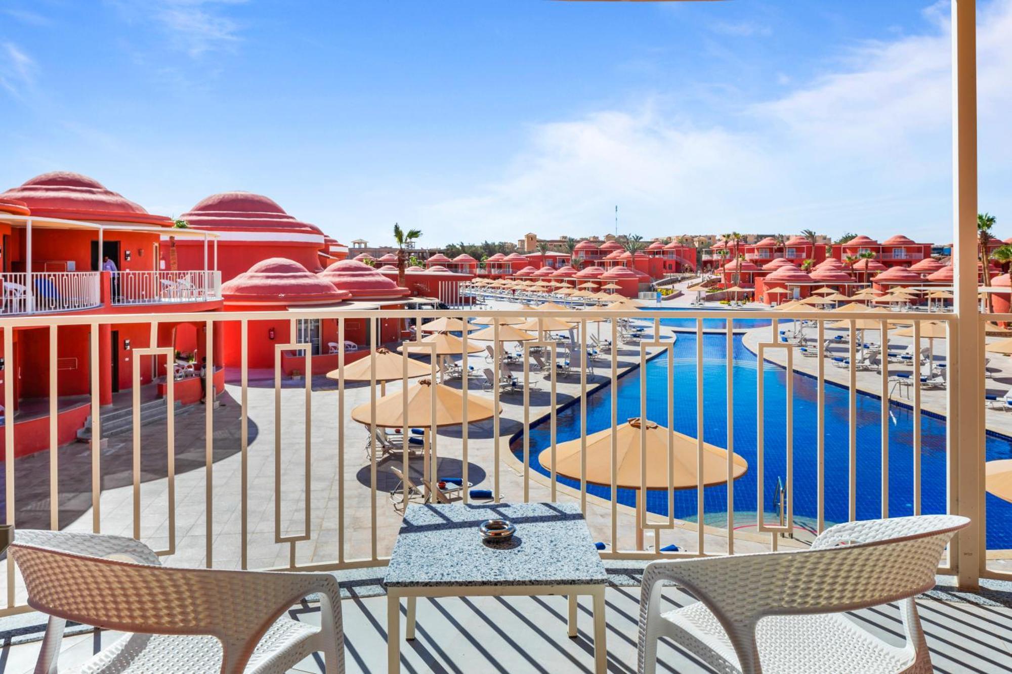 Pickalbatros Laguna Club Resort Sharm El Sheikh Exterior foto View of the pool at the Hilton Sharm El Sheikh
