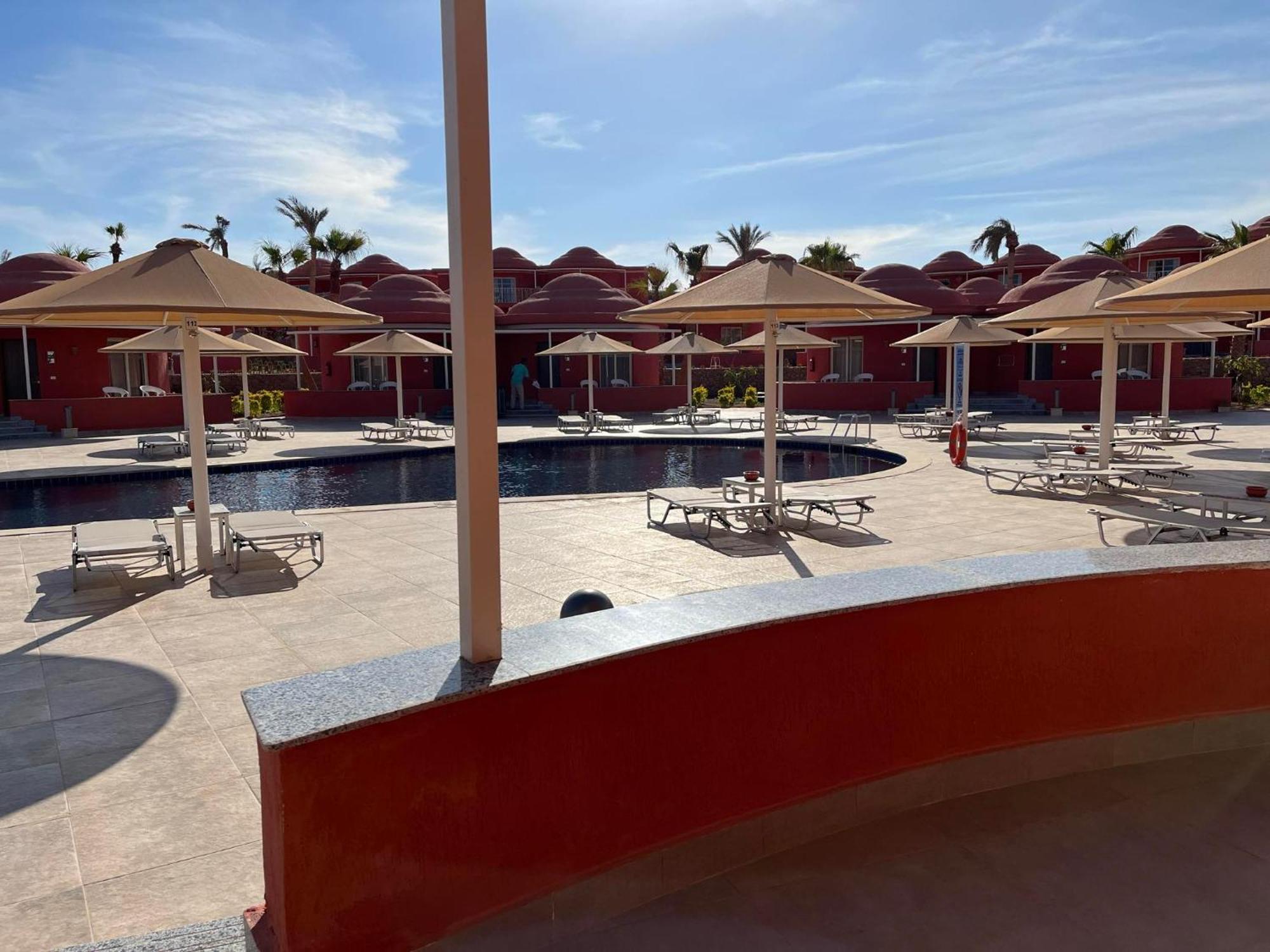 Pickalbatros Laguna Club Resort Sharm El Sheikh Exterior foto The pool at the hotel